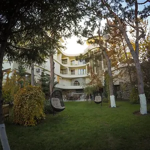 https://beaumonde-garden.alltbilisihotels.com